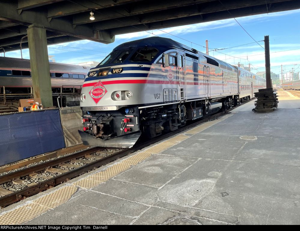 VRE V67 arrives the station